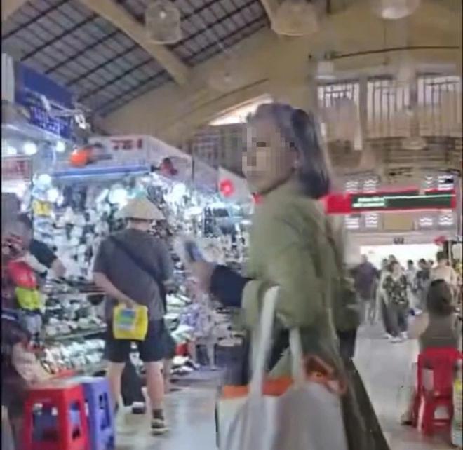 TP.HCM: Xác minh clip xua đuổi du khách ở chợ Bến Thành - Ảnh 2.
