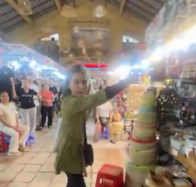 TP.HCM: Xác minh clip xua đuổi du khách ở chợ Bến Thành - Ảnh 1.