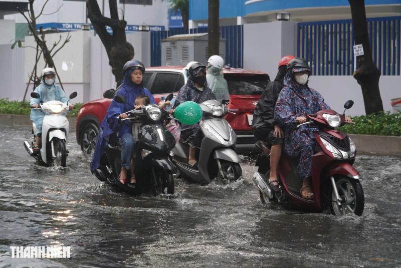 Mưa lớn ở TP.HCM trước đêm Giáng sinh, vì sao? - Ảnh 4.