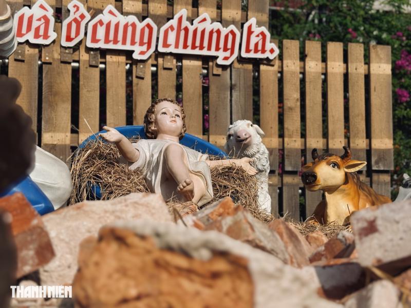 Hang đá dựng bằng gạch vụn ở Nhà thờ Đức Bà Sài Gòn: Ý nghĩa xúc động - Ảnh 4.