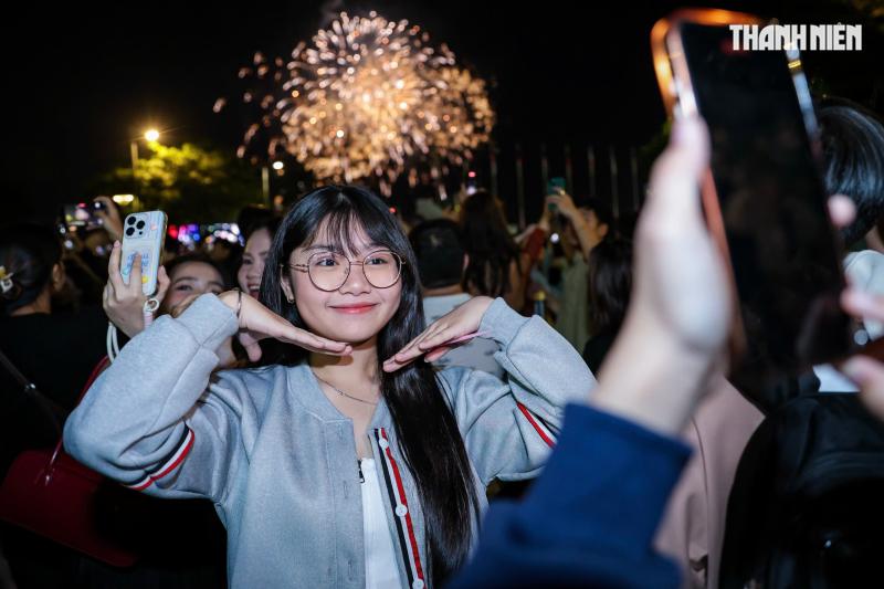 Rực rỡ pháo hoa trên bầu trời TP.HCM: Người dân đón năm mới 2026 đầy hy vọng - Ảnh 3.
