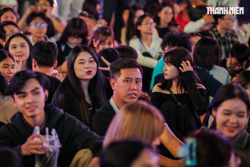 Rực rỡ pháo hoa trên bầu trời TP.HCM: Người dân đón năm mới 2026 đầy hy vọng - Ảnh 15.