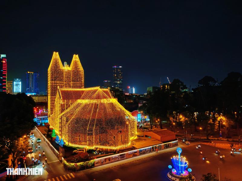 Nhà thờ Đức Bà lung linh 1.000 km đèn LED Giáng sinh 2025: Ý nghĩa bất ngờ  - Ảnh 1.