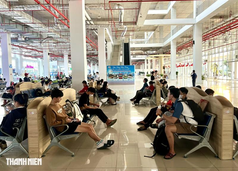 Ngày cuối cùng năm 2025: Người ra bến xe về quê, đường sá đông đúc xe cộ - Ảnh 8.