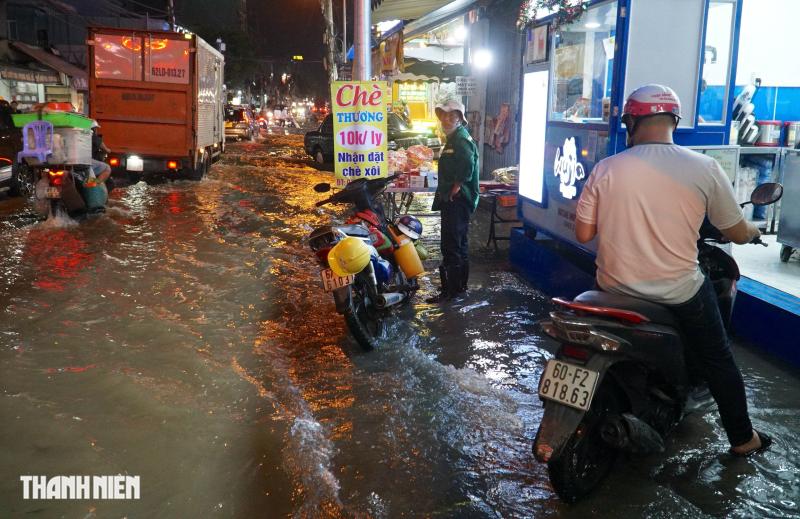 Triều cường đạt đỉnh tối nay: Nhiều tuyến đường khu nam TP.HCM ngập như sông - Ảnh 9.