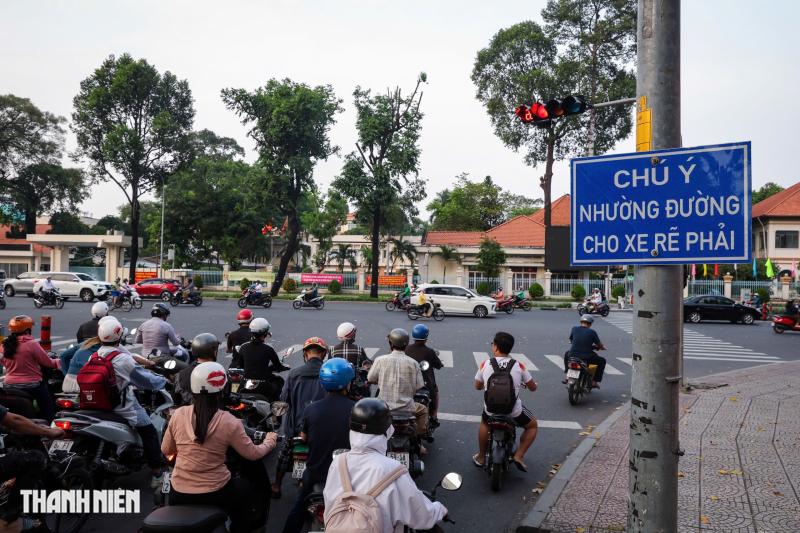 Người dân TP.HCM đi thế nào ở vạch mắt võng rẽ phải khi đèn đỏ năm 2025 - Ảnh 8.