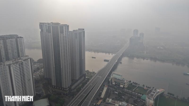 Bầu trời TP.HCM chìm trong sương mù, nhà cao tầng không còn nhìn thấy vào sáng nay - Ảnh 3.