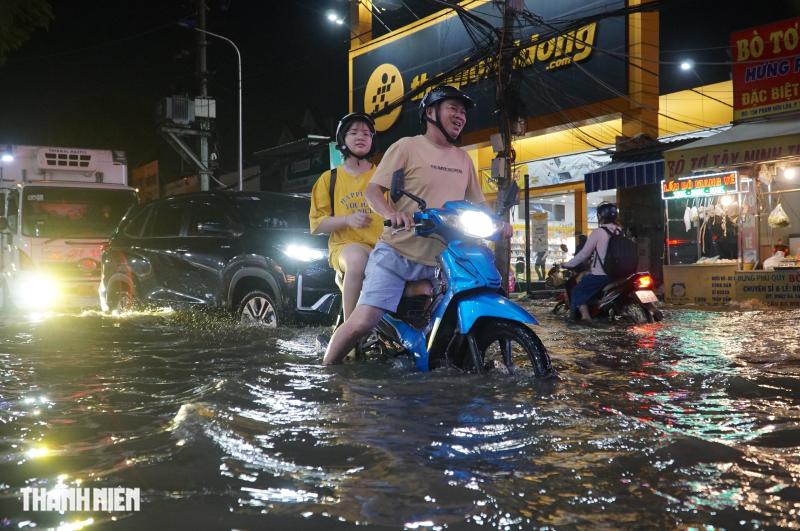 Triều cường đạt đỉnh tối nay: Nhiều tuyến đường khu nam TP.HCM ngập như sông - Ảnh 4.