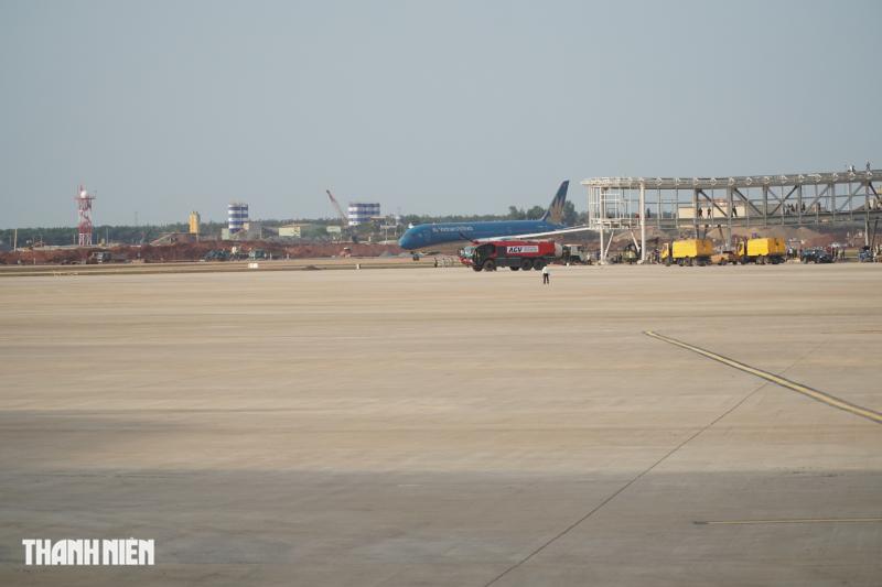 Cận cảnh chiếc máy bay Boeing 787, máy bay đầu tiên đáp xuống sân bay Long Thành - Ảnh 2.