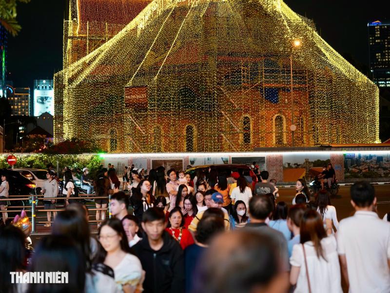 Chánh xứ Nhà thờ Đức Bà: Bác ái vẫn làm, Giáng sinh không thể bỏ trang trí- Ảnh 1.