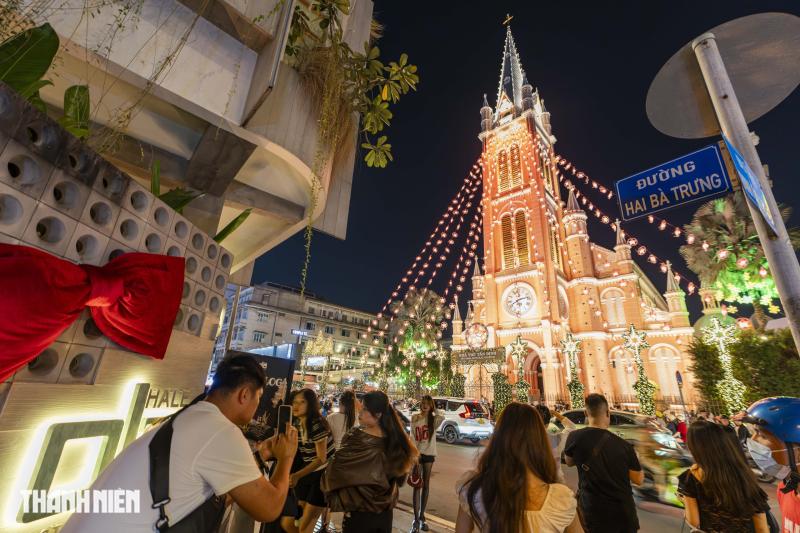Nhà thờ Đức Bà, Tân Định thành điểm hẹn ban đêm của người Sài Gòn - Ảnh 3.