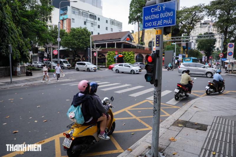 Người dân TP.HCM đi thế nào ở vạch mắt võng rẽ phải khi đèn đỏ năm 2025 - Ảnh 6.