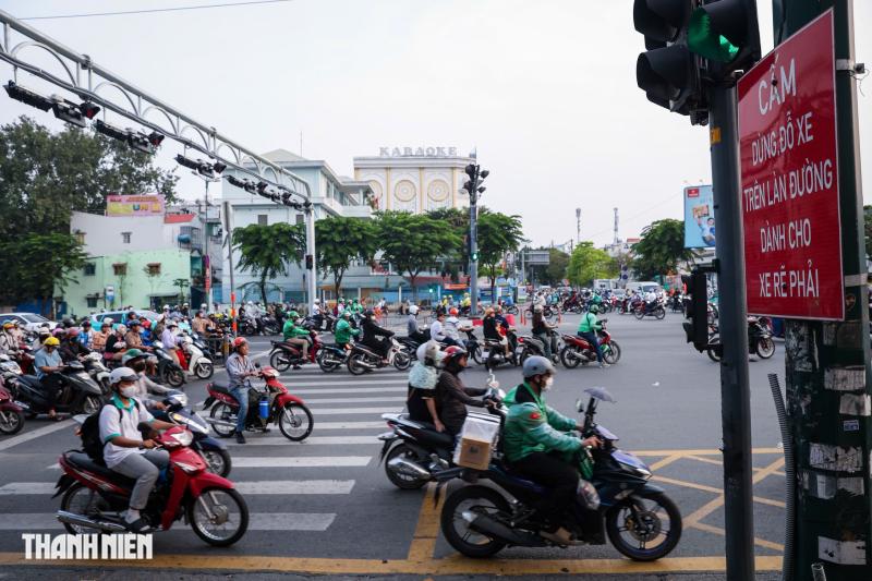 Người dân TP.HCM đi thế nào ở vạch mắt võng rẽ phải khi đèn đỏ năm 2025 - Ảnh 7.
