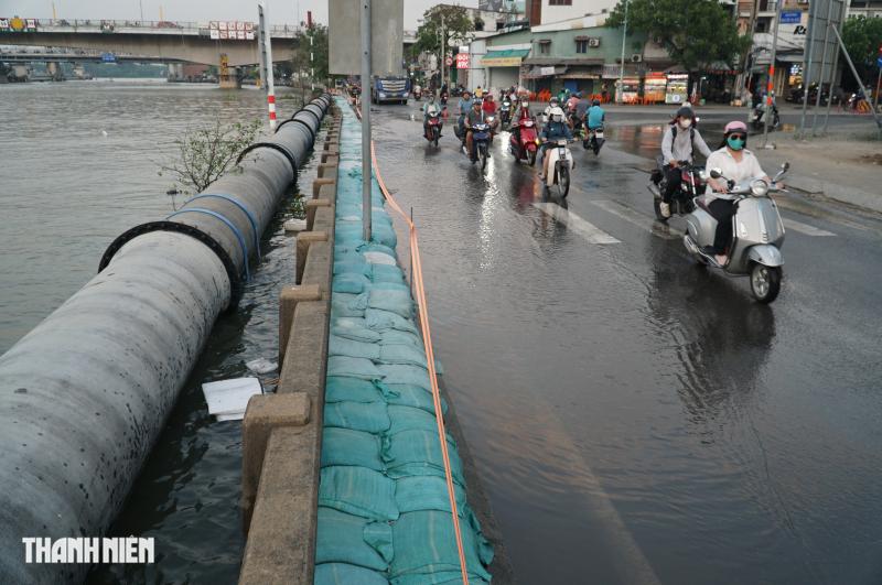 Triều cường đạt đỉnh tối nay: Nhiều tuyến đường khu nam TP.HCM ngập như sông - Ảnh 12.