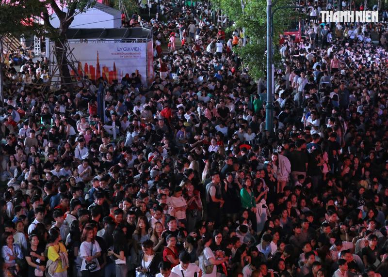 Rực rỡ pháo hoa trên bầu trời TP.HCM: Người dân đón năm mới 2026 đầy hy vọng - Ảnh 10.