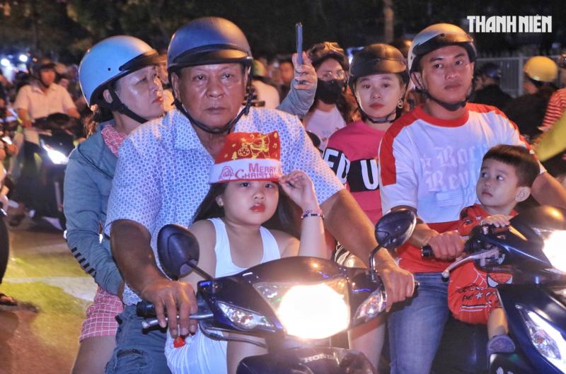 Ngay lúc này: Kẹt cứng người đi chơi Giáng sinh ở xóm đạo lớn nhất TP.HCM - Ảnh 5.