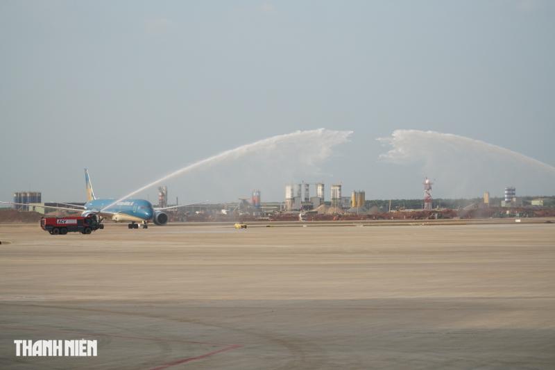 Cận cảnh chiếc máy bay Boeing 787, máy bay đầu tiên đáp xuống sân bay Long Thành - Ảnh 3.