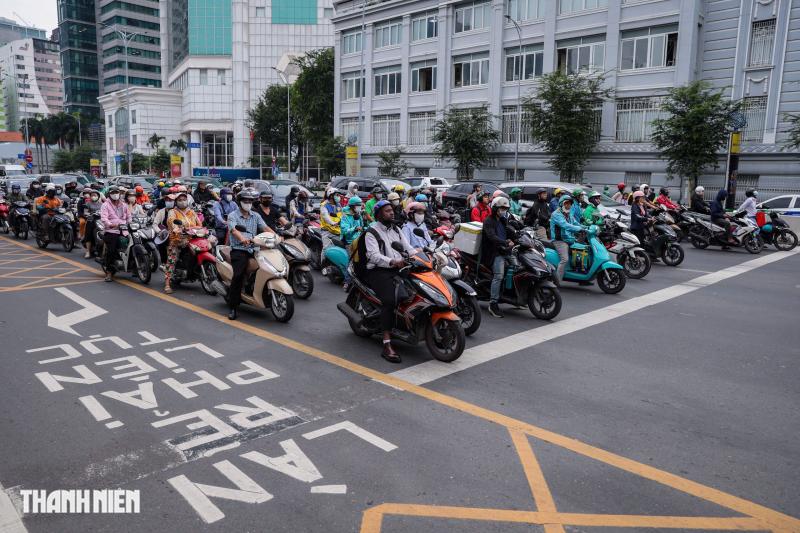 Người dân TP.HCM đi thế nào ở vạch mắt võng rẽ phải khi đèn đỏ năm 2025 - Ảnh 1.