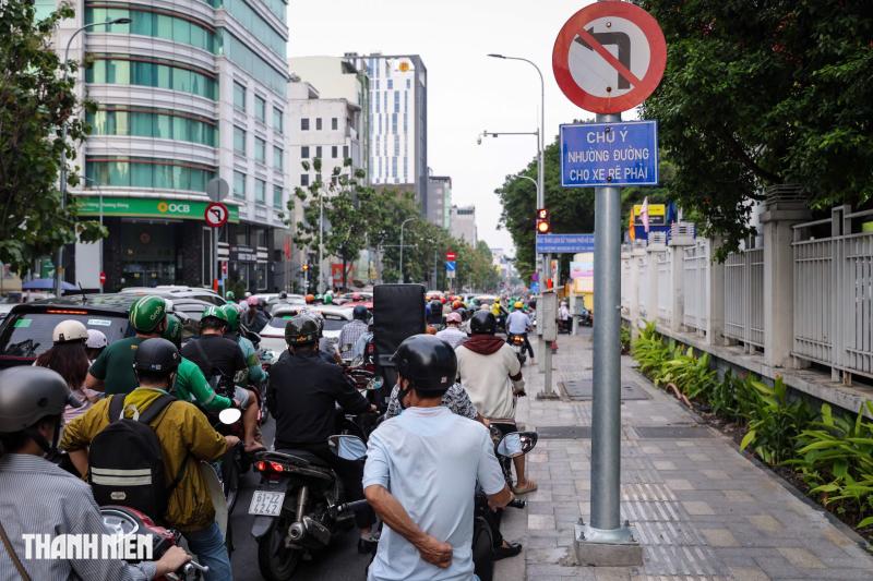 Người dân TP.HCM đi thế nào ở vạch mắt võng rẽ phải khi đèn đỏ năm 2025 - Ảnh 10.