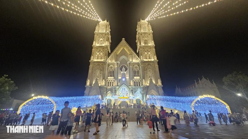 Chiêm ngưỡng nhà thờ tuyệt đẹp trên quốc lộ 51, hàng ngàn người tham quan mỗi đêm - Ảnh 2.