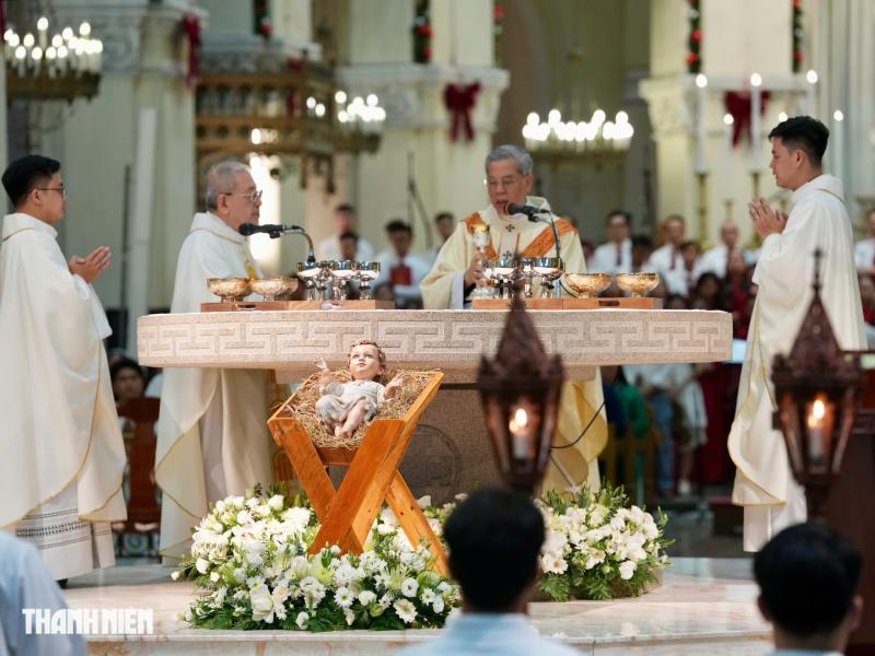 Giáng sinh ở Nhà thờ Đức Bà:Hài nhi Giêsu trong chậu nhựa gợi ký ức lũ lụt - Ảnh 9.