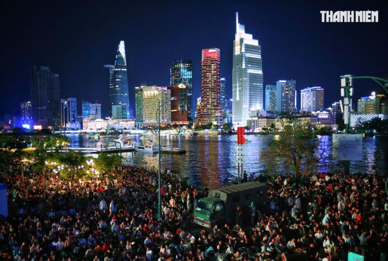 Rực rỡ pháo hoa trên bầu trời TP.HCM: Người dân đón năm mới 2026 đầy hy vọng - Ảnh 11.
