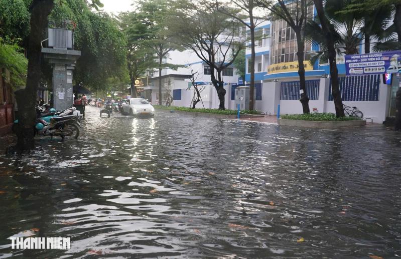 Mưa lớn ở TP.HCM trước đêm Giáng sinh, vì sao? - Ảnh 2.