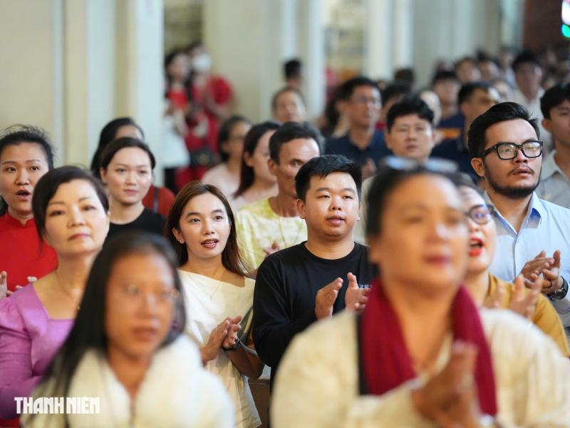 Giáng sinh ở Nhà thờ Đức Bà:Hài nhi Giêsu trong chậu nhựa gợi ký ức lũ lụt - Ảnh 11.