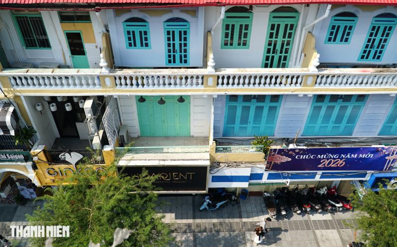 Hàng loạt nhà cổ mặt tiền đường Lê Lợi ‘thay áo mới’, nhiều màu sắc - Ảnh 8.