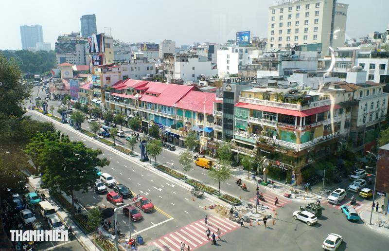 Hàng loạt nhà cổ mặt tiền đường Lê Lợi ‘thay áo mới’, nhiều màu sắc - Ảnh 1.