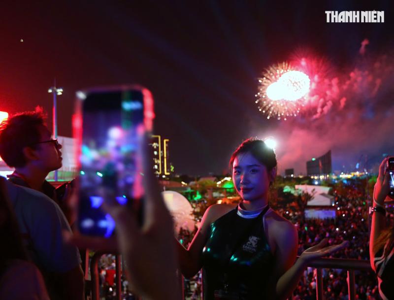 Rực rỡ pháo hoa trên bầu trời TP.HCM: Người dân đón năm mới 2026 đầy hy vọng - Ảnh 8.