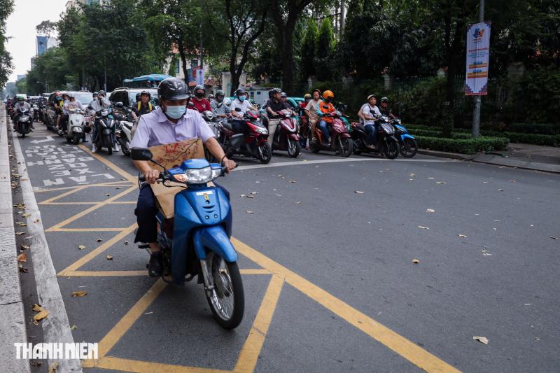 Người dân TP.HCM đi thế nào ở vạch mắt võng rẽ phải khi đèn đỏ năm 2025 - Ảnh 5.
