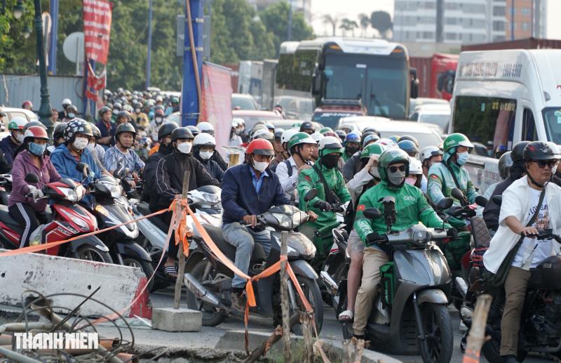 Ngày cuối cùng năm 2025: Người ra bến xe về quê, đường sá đông đúc xe cộ - Ảnh 3.