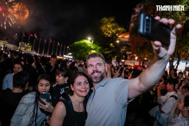 Rực rỡ pháo hoa trên bầu trời TP.HCM: Người dân đón năm mới 2026 đầy hy vọng - Ảnh 7.