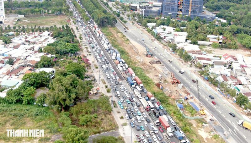 Ngày cuối cùng năm 2025: Người ra bến xe về quê, đường sá đông đúc xe cộ - Ảnh 1.