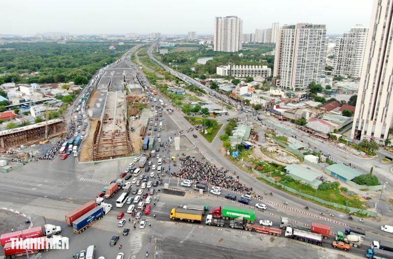 Ngày cuối cùng năm 2025: Người ra bến xe về quê, đường sá đông đúc xe cộ - Ảnh 2.