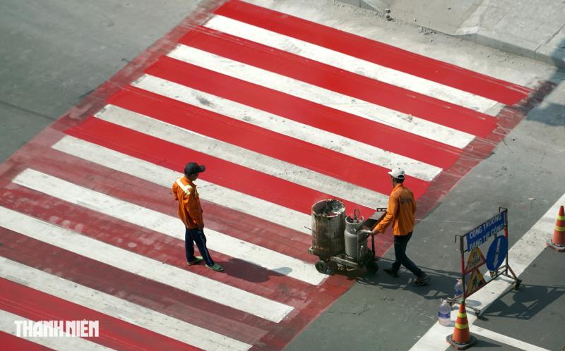 Hàng loạt nhà cổ mặt tiền đường Lê Lợi ‘thay áo mới’, nhiều màu sắc - Ảnh 11.
