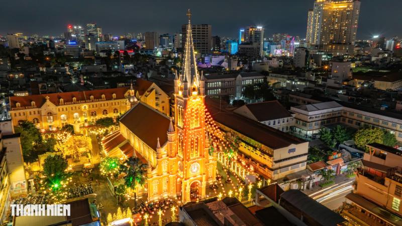 Nhà thờ Đức Bà, Tân Định thành điểm hẹn ban đêm của người Sài Gòn - Ảnh 2.