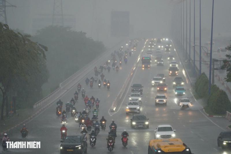 Mưa lớn ở TP.HCM trước đêm Giáng sinh, vì sao? - Ảnh 1.