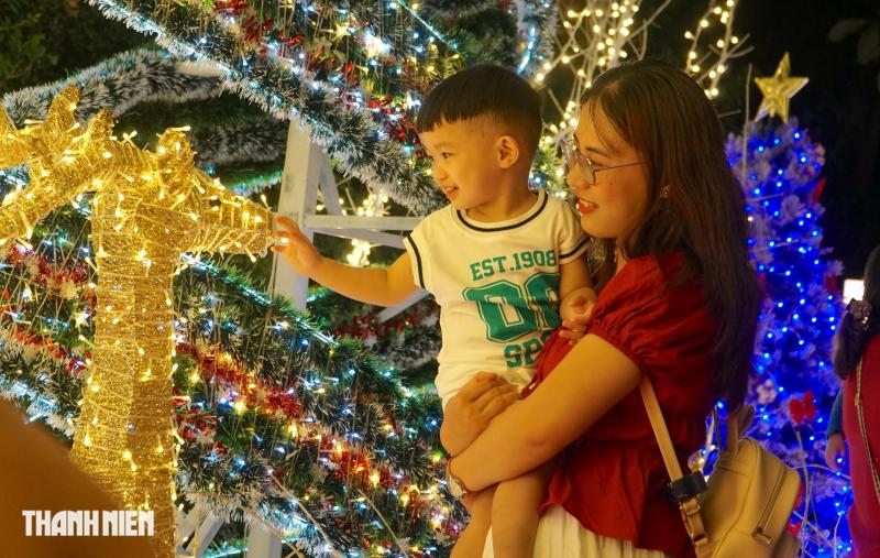 Biệt thự ở Phú Mỹ Hưng rực rỡ trước Giáng sinh, người dân thích thú chụp hình - Ảnh 8.