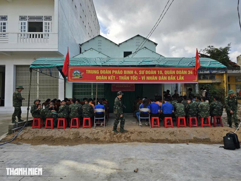 Dân cư dưới thủy điện Sông Ba Hạ: Bộ đội bàn giao nhà tránh lũ mới - Ảnh 1.