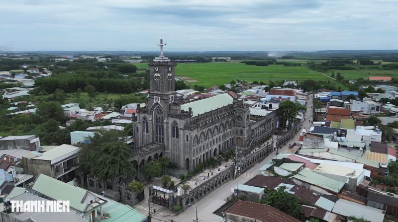 Những nhà thờ độc đáo ở Đồng Nai: Nguy nga tòa Thánh đường bằng đá magma - Ảnh 1.