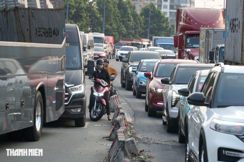 Ngày cuối cùng năm 2025: Người ra bến xe về quê, đường sá đông đúc xe cộ - Ảnh 4.