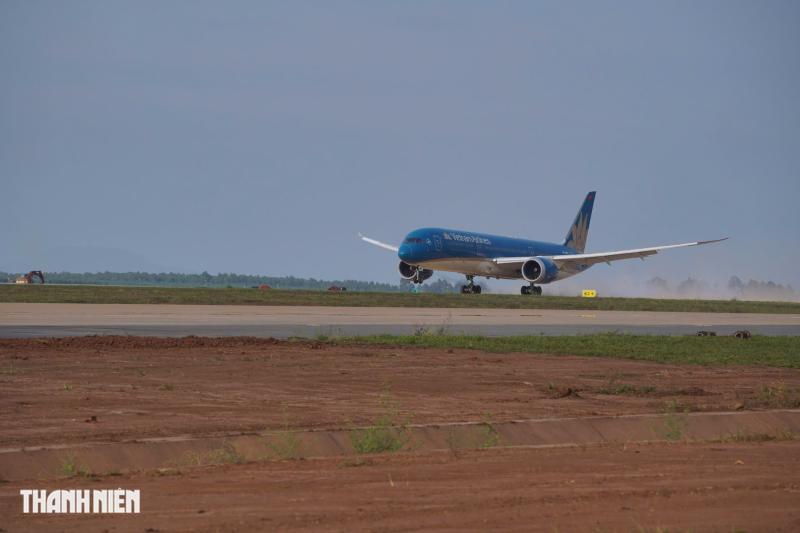 Cận cảnh chiếc máy bay Boeing 787, máy bay đầu tiên đáp xuống sân bay Long Thành - Ảnh 1.