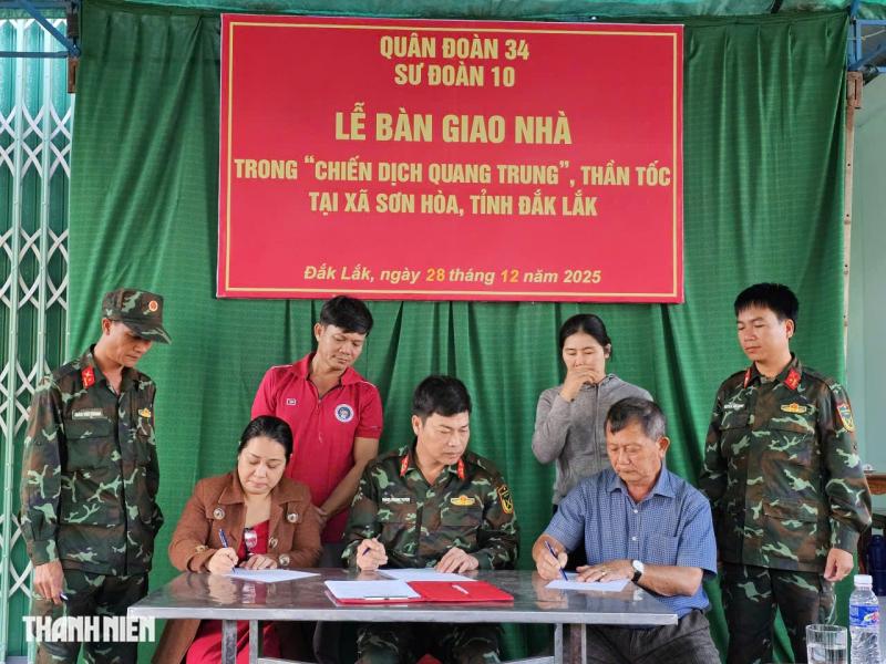 Dân cư dưới thủy điện Sông Ba Hạ: Bộ đội bàn giao nhà tránh lũ mới - Ảnh 2.