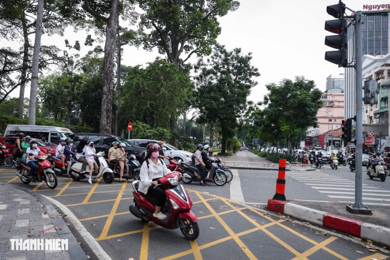 Người dân TP.HCM đi thế nào ở vạch mắt võng rẽ phải khi đèn đỏ năm 2025 - Ảnh 2.