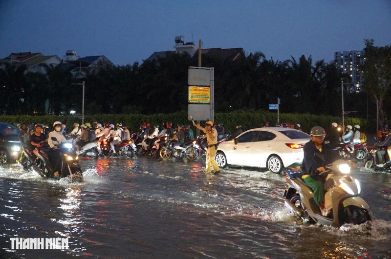 Triều cường đạt đỉnh tối nay: Nhiều tuyến đường khu nam TP.HCM ngập như sông - Ảnh 7.