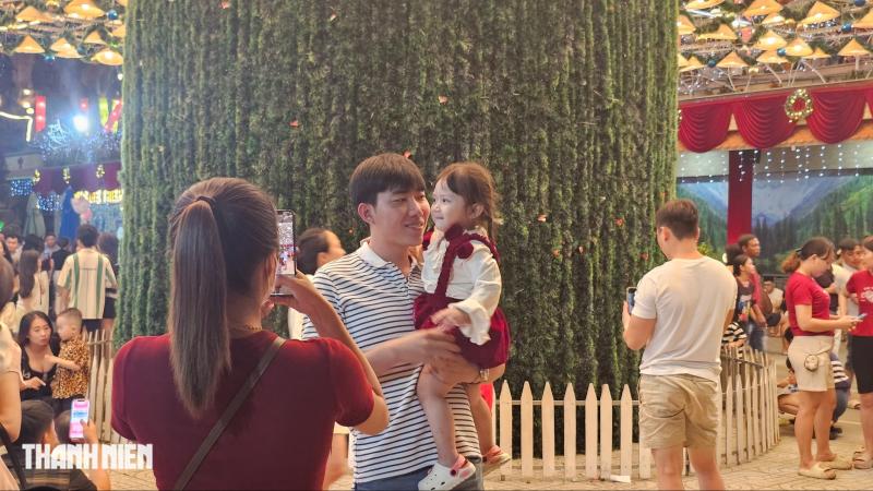 Cây thông nón lá sáng đèn, mỗi đêm đón hàng ngàn người đến chiêm ngưỡng - Ảnh 9.