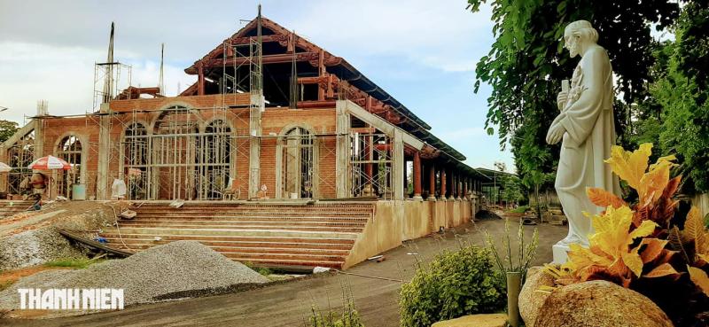 Những nhà thờ độc đáo ở Đồng Nai: Nhà thờ gỗ Giáo xứ Gia Ray - Ảnh 2.