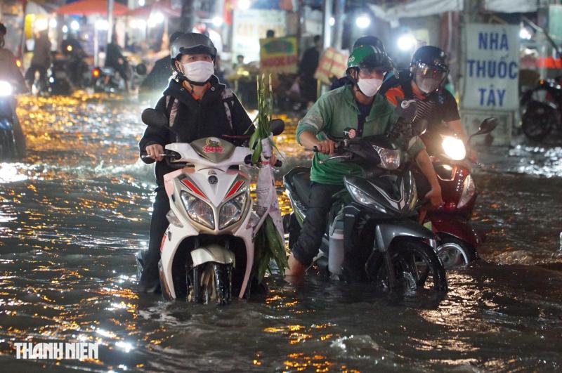 Triều cường đạt đỉnh tối nay: Nhiều tuyến đường khu nam TP.HCM ngập như sông - Ảnh 1.